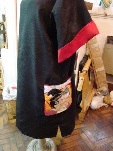 VESTIDO INSPIRACION JAPONESA CON APLICON DE TAPIZ EN COLLAGE EN BOLSILLOS 2