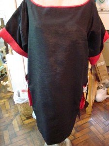 VESTIDO INSPIRACION JAPONESA CON APLICON DE TAPIZ EN COLLAGE EN BOLSILLOS