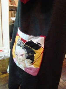 VESTIDO INSPIRACION JAPONESA CON APLICON DE TAPIZ EN COLLAGE EN BOLSILLOS 3