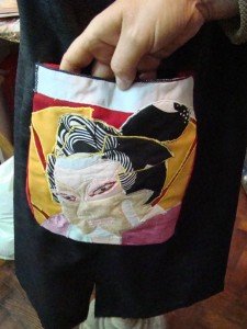 VESTIDO INSPIRACION JAPONESA CON APLICON DE TAPIZ EN COLLAGE EN BOLSILLOS 4